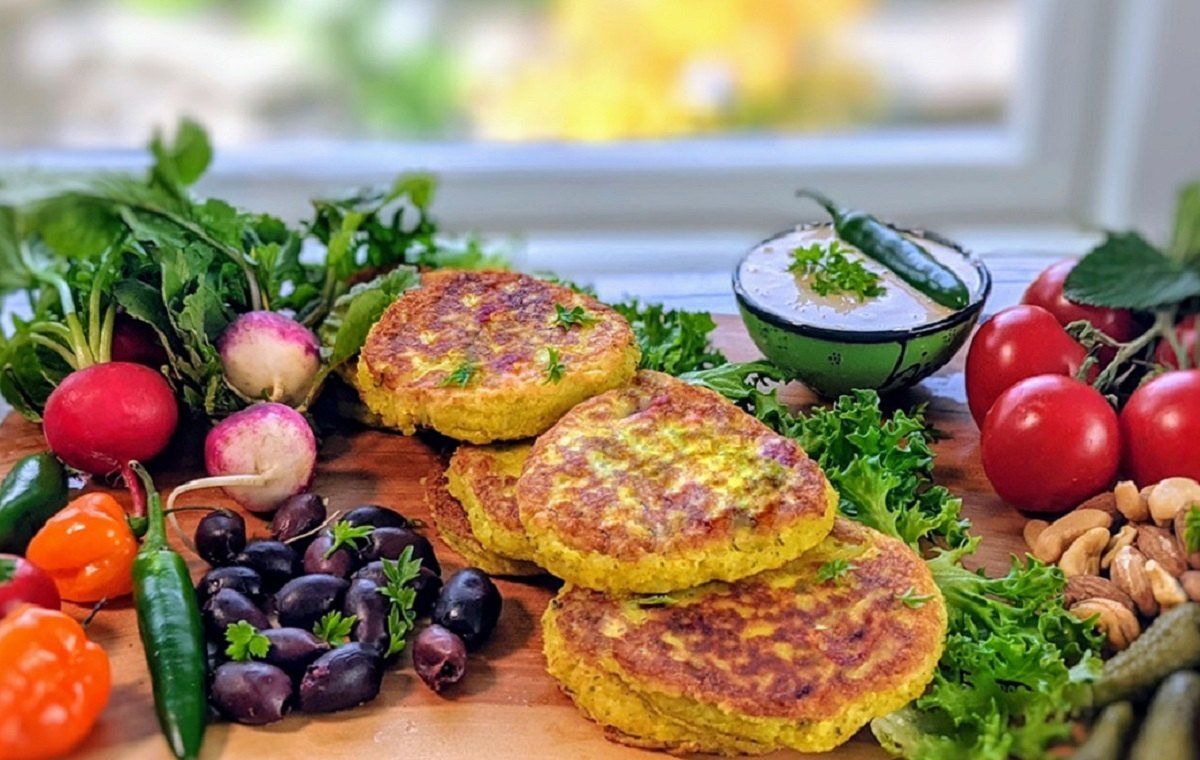 کوکو سیب زمینی دیزاین شده با انواع سبزیجات با بوی خوب در تصویر است