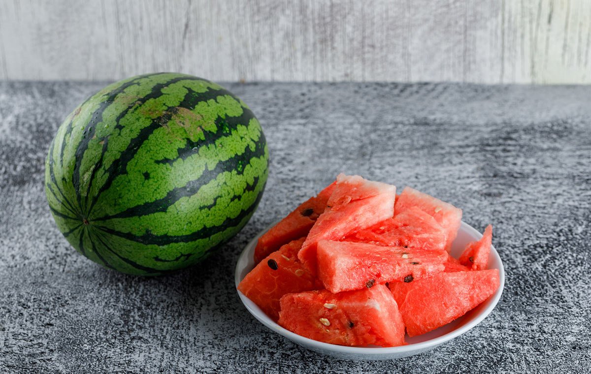 هندوانه در کنار قاچهای هندوانه