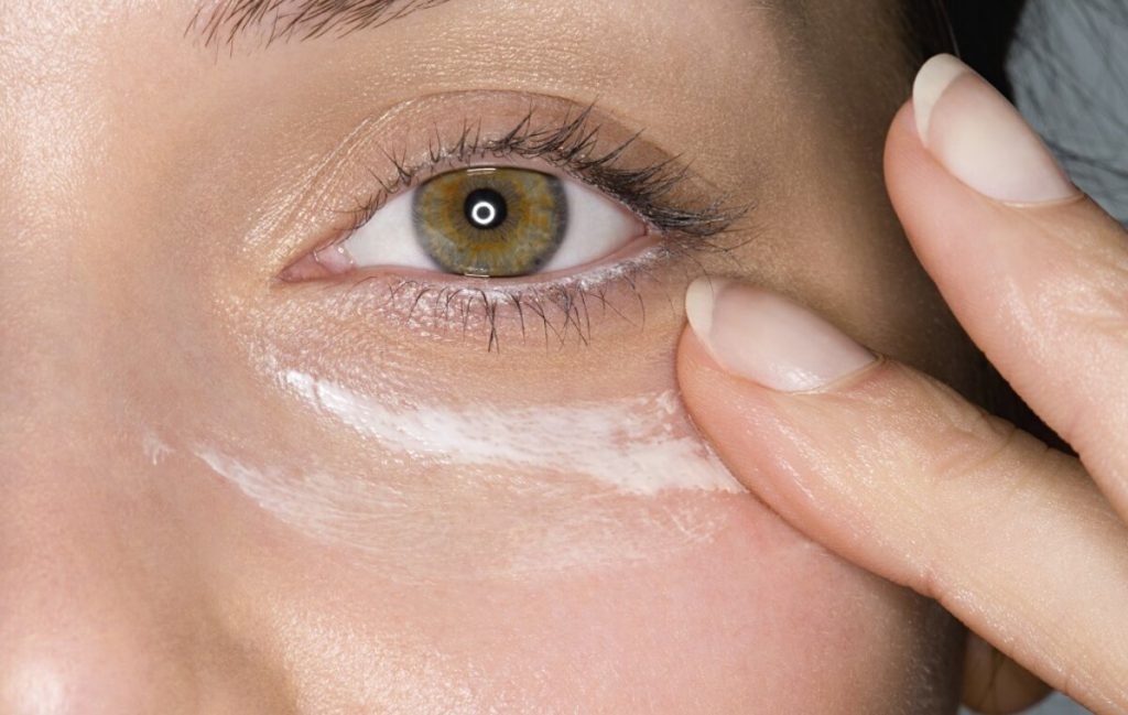 چگونه بهترین ضد آفتاب دور چشم را انتخاب کنیم؟