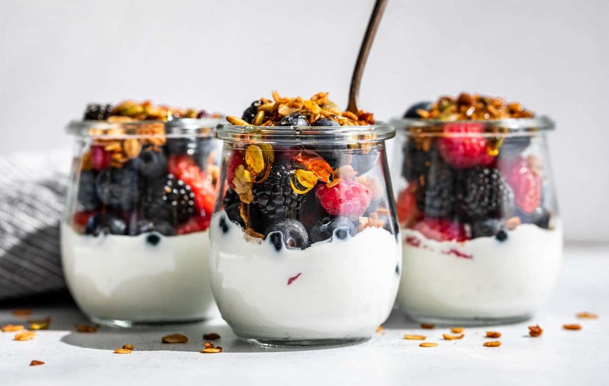 گرانولا با ماست و میوه - صبحانه سالم برای مدرسه