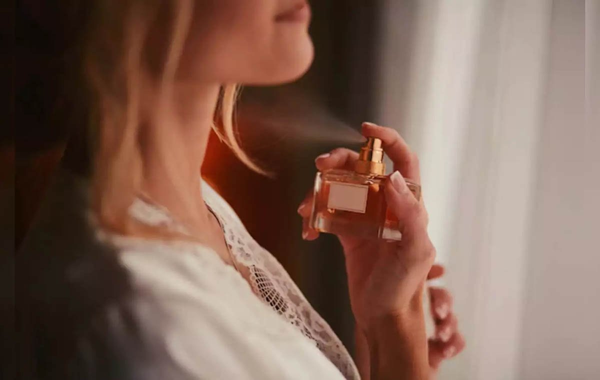 بهترین عطر زنانه با ماندگاری بالا؛ ۱۰ عطری که با آن در یادها می‌مانید!