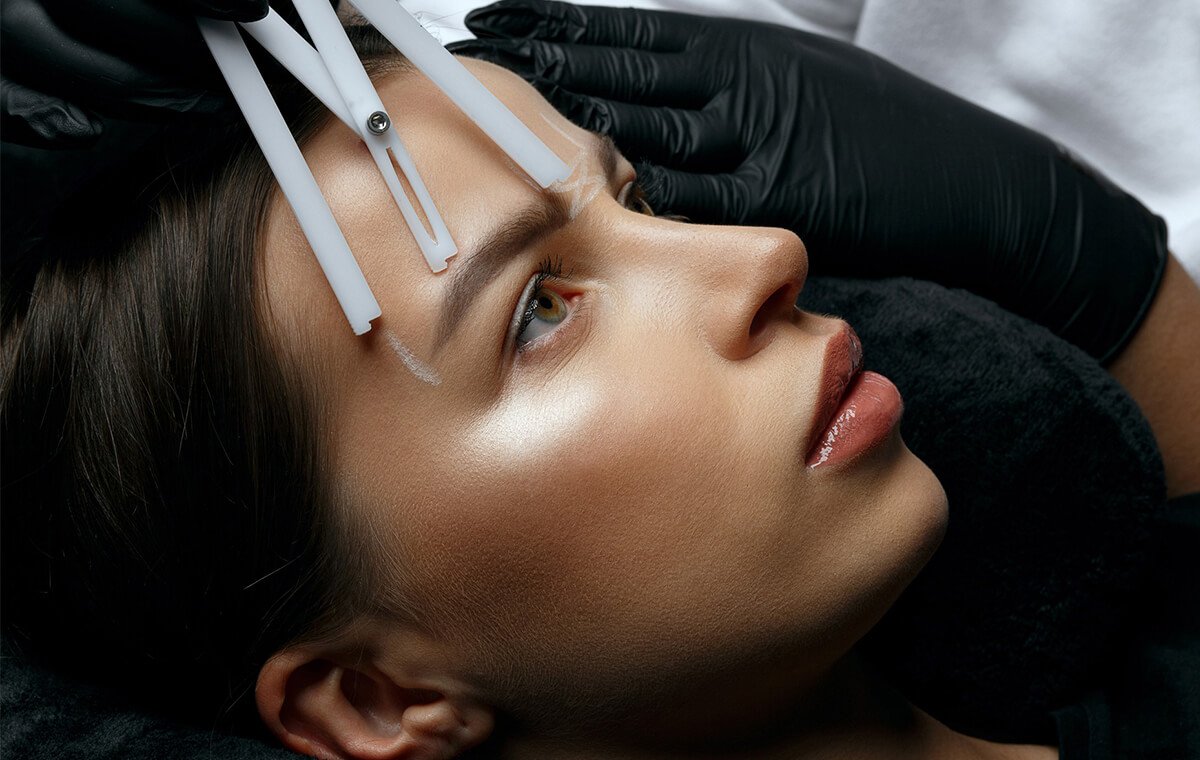 میکروبلیدینگ ابرو چیست و چه عوارض، مزایا و مراقبت‌هایی دارد؟