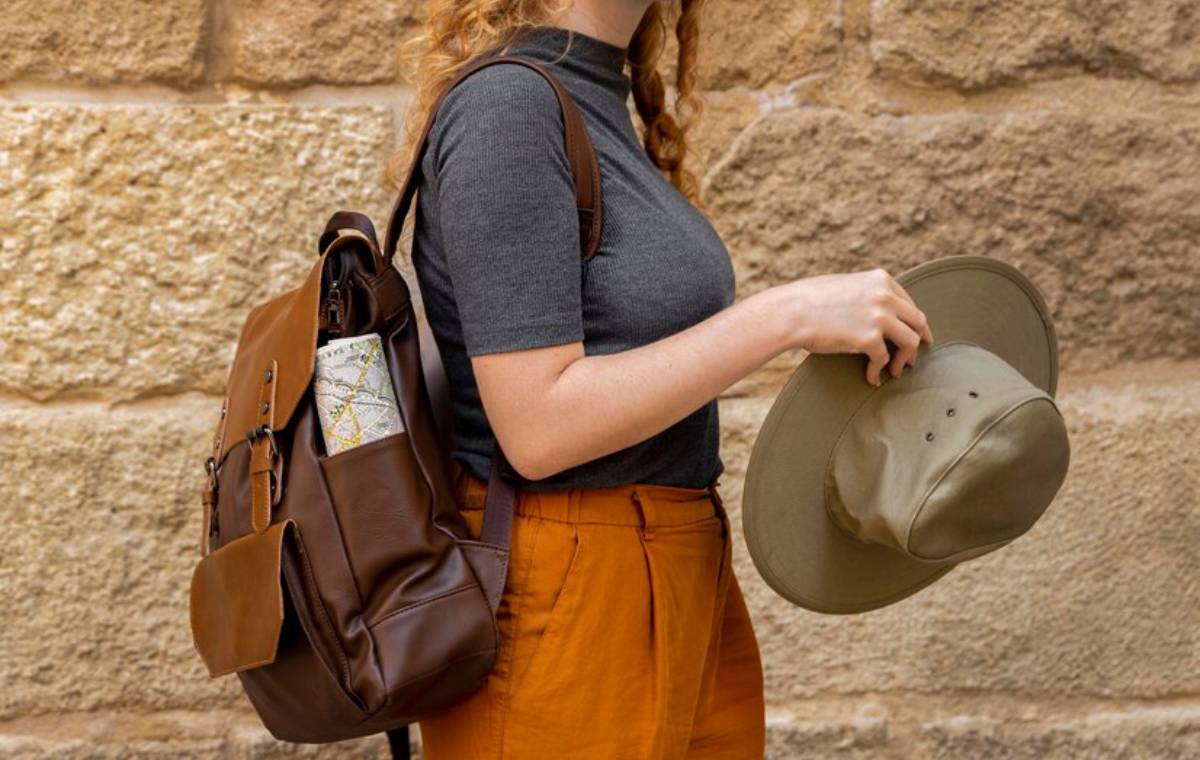 استایل زنانه با کوله پشتی مناسب سفر