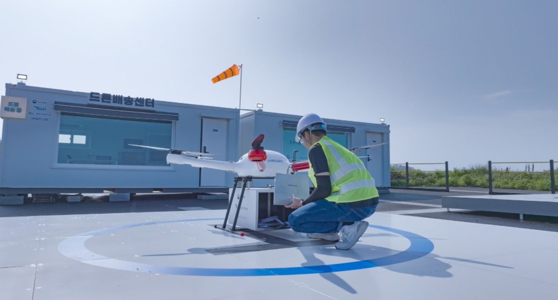 اوپراتور پهپاد در حال آماده سازی پهپاد برای ارسال گوشی سامسونگ