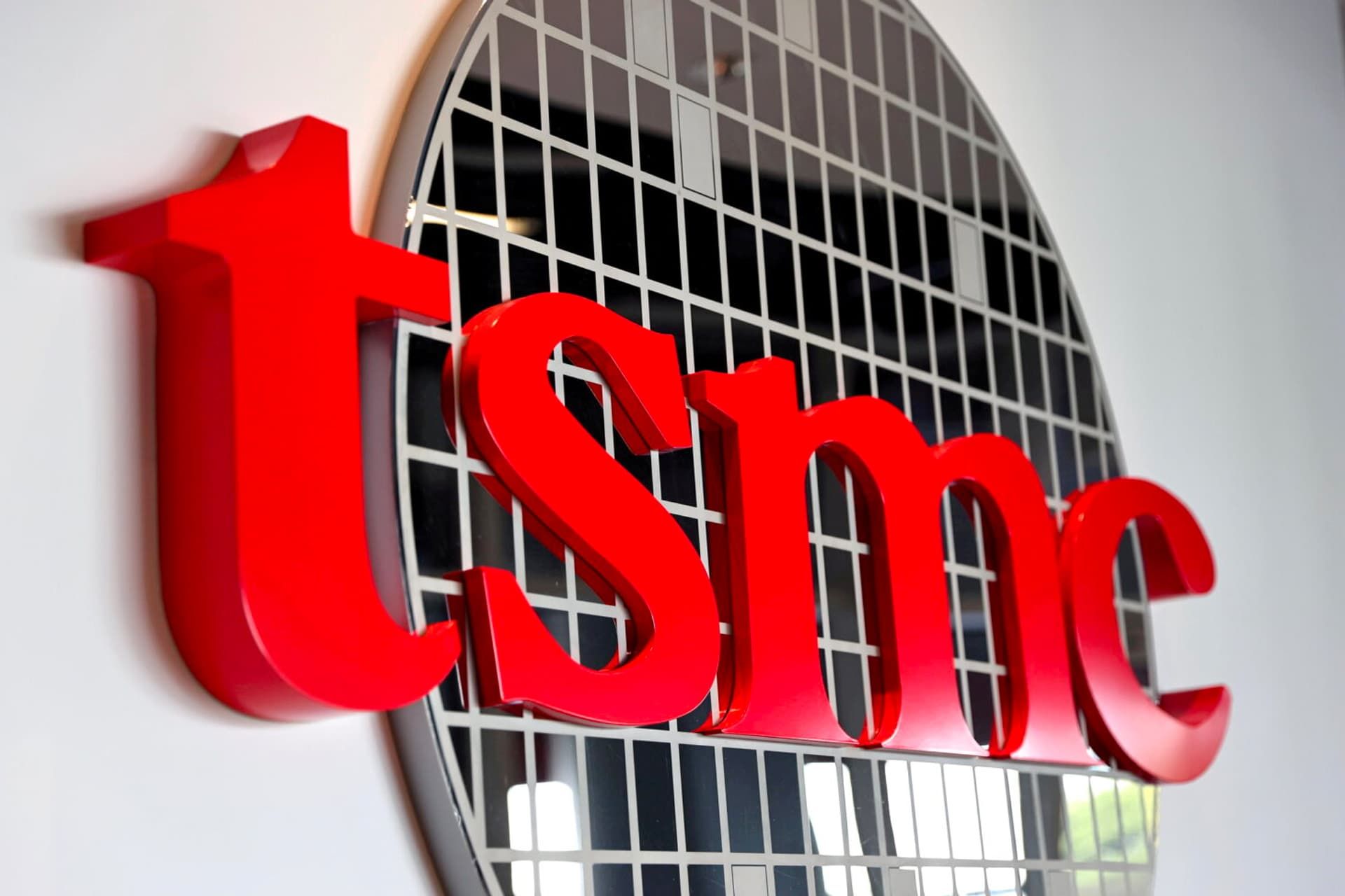 ترامپ با درخواست پرداخت هزینه دفاع از تایوان، باعث سقوط سهام TSMC شد