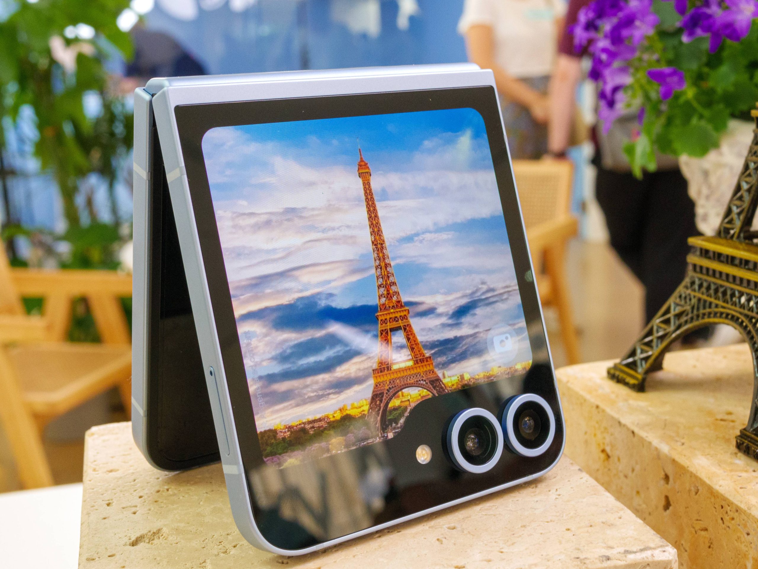 z flip 6 back display scaled