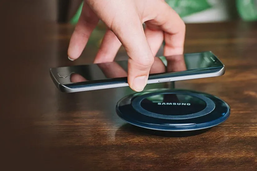 نگاهی به گوشی‌های هوشمند سامسونگ که از فناوری شارژ وایرلس پشتیبانی می‌کنند.