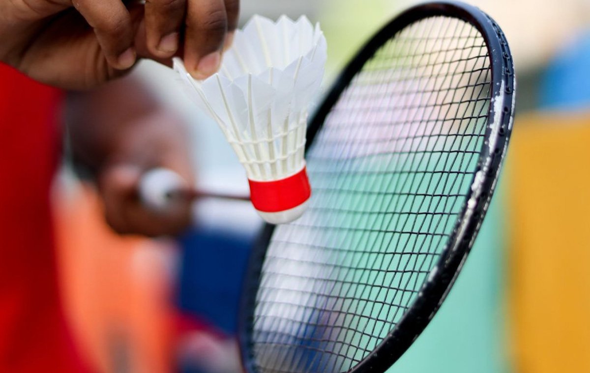 توجه به زه یا رشته‌های سطح راکت بدمینتون، نقش مهمی در راهنمای خرید راکت بدمینتون دارد.