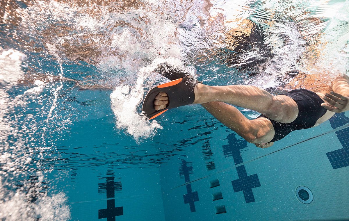 انتخاب بین فینهای کفشی (پوشش کامل) و فینهای بندی (پاشنه باز) اولین گام در راهنمای خرید فین شنا است.