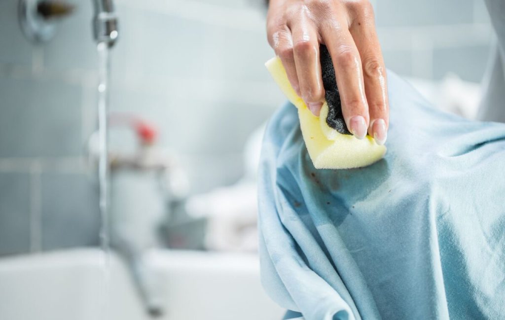 ۵ روش آسان برای پاک کردن لکه‌ی شاتوت از روی لباس