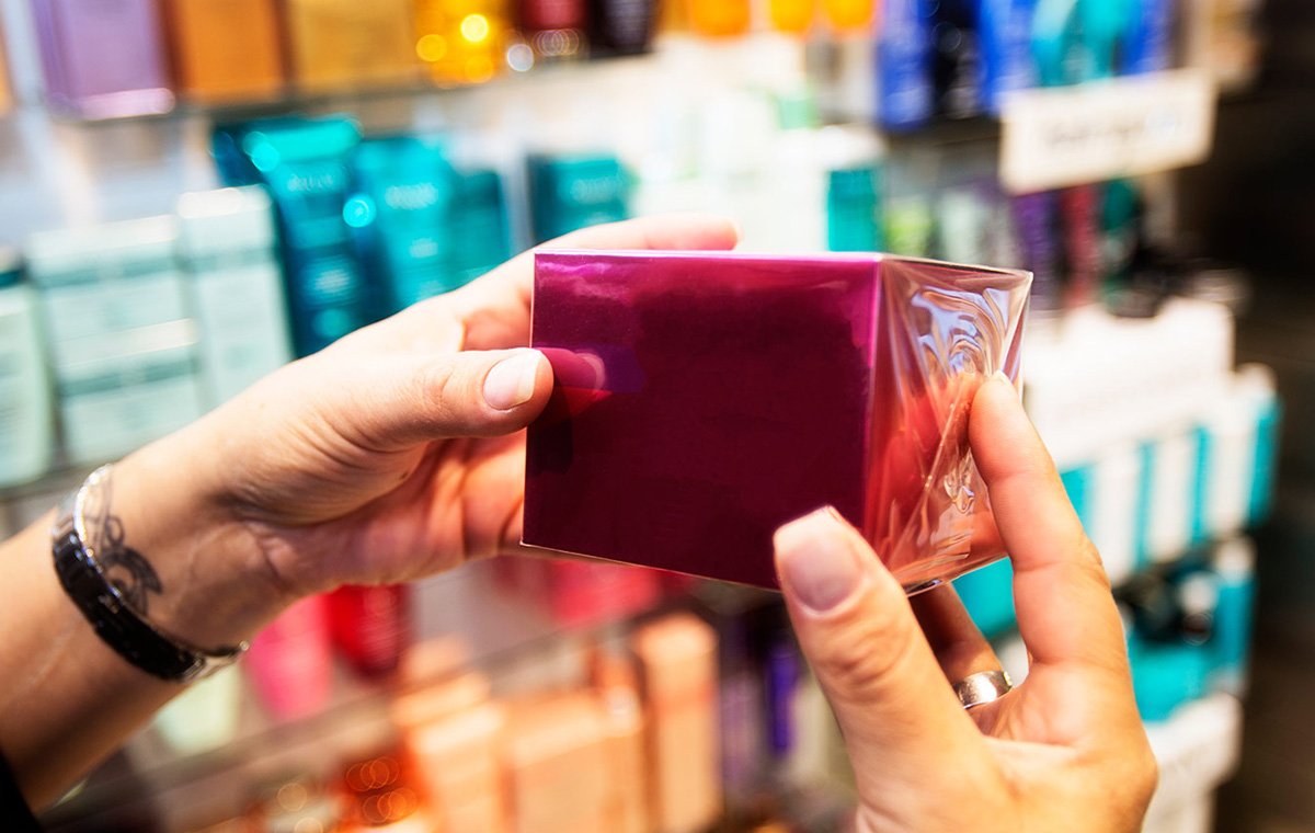 برای تشخیص ادکلن اصل از فیک، جعبه را بخوانید