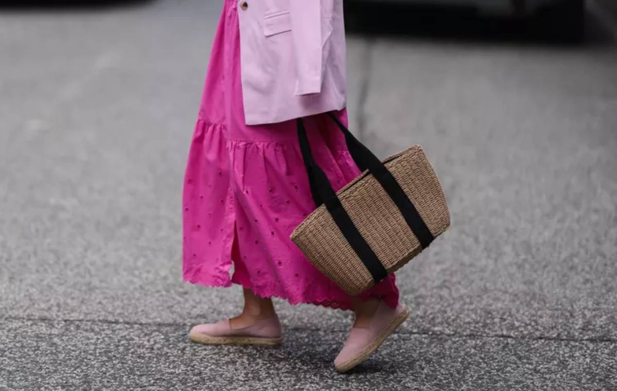 کیف رافیا با کفش تابستانی