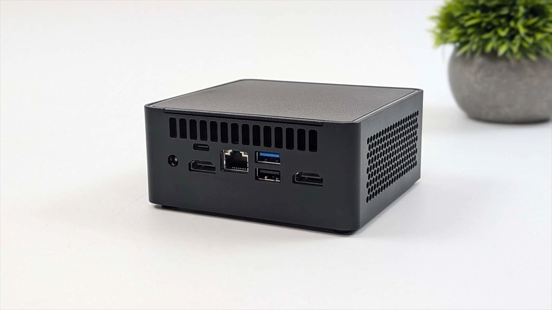 نخستین مینی‌پی‌سی دنیا با تراشه Ryzen AI 300 عملکرد گیمینگ بسیار چشمگیری دارد