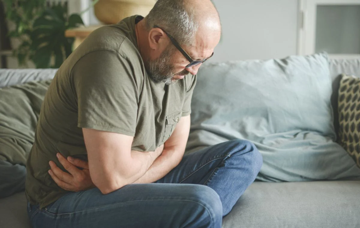 یک مرد در حالی که درد معده شدید دارد.