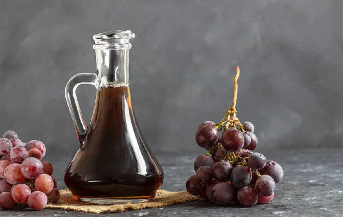 طرز تهیه سرکه انگور خانگی فوری با انگورهای زرد و سیاه