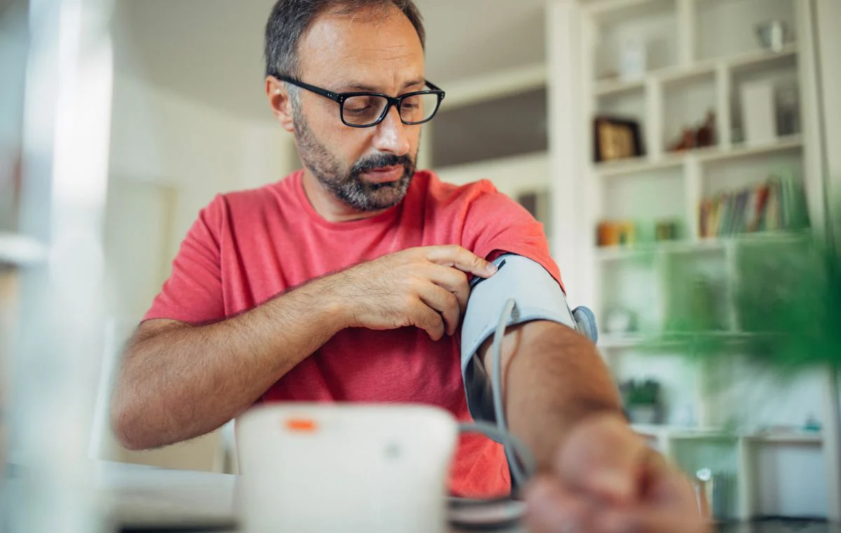 یک مرد در حال گرفتن فشار خون