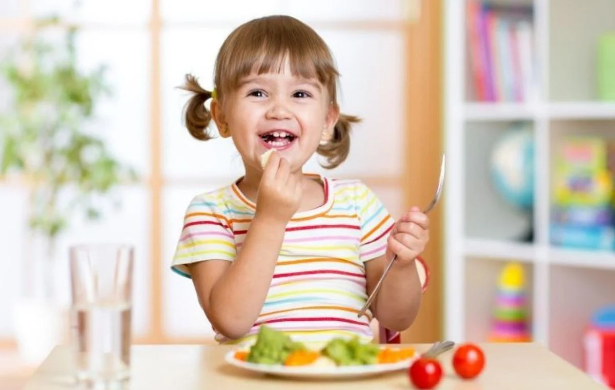 یک کودک در حالی که دارد رژیم غذایی سالم را مصرف میکند.