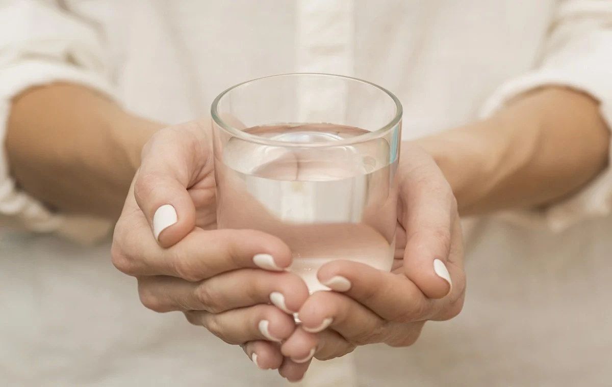 رژیم آب درمانی چیست؟ خواص، فواید و نمونه برنامه غذایی