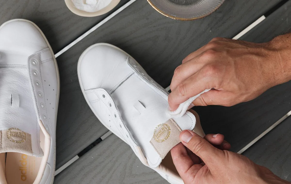 ۷ روش کاربردی و تضمینی برای تمیز کردن کتانی سفید