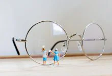 ۳ روش خانگی برای از بین بردن خط و خش عینک