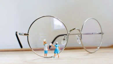 ۳ روش خانگی برای از بین بردن خط و خش عینک