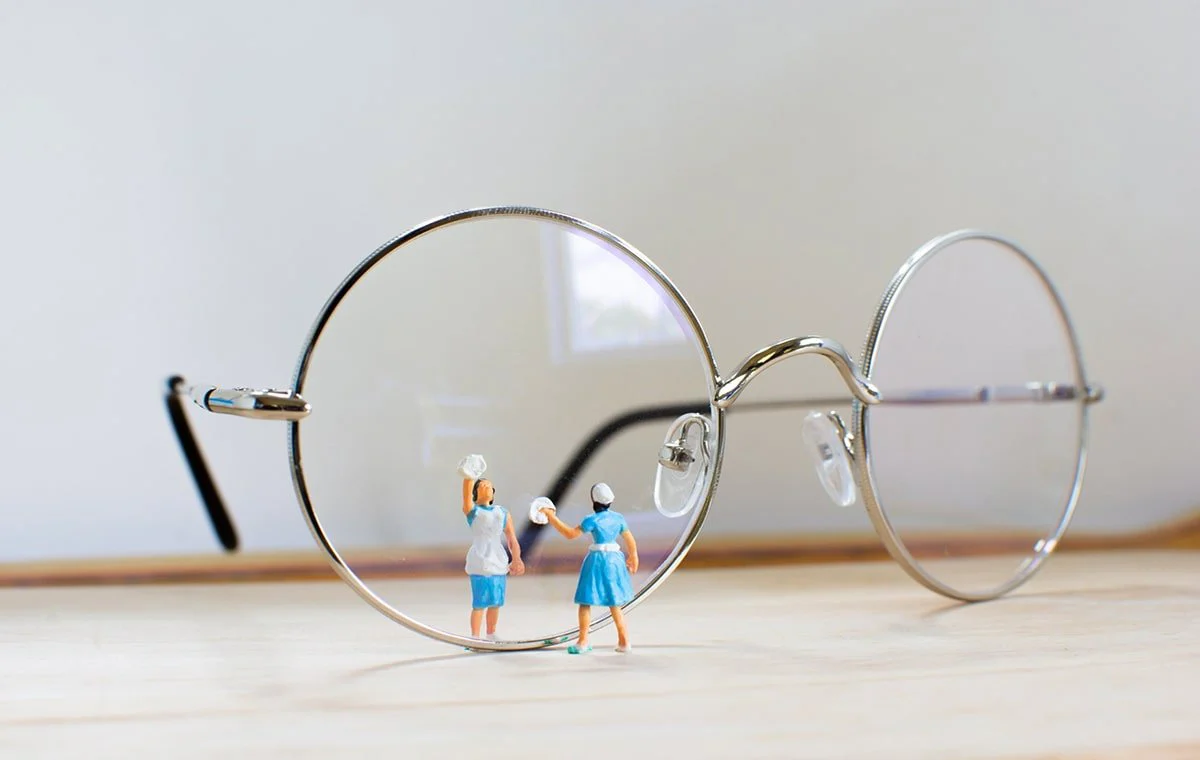 ۳ روش خانگی برای از بین بردن خط و خش عینک