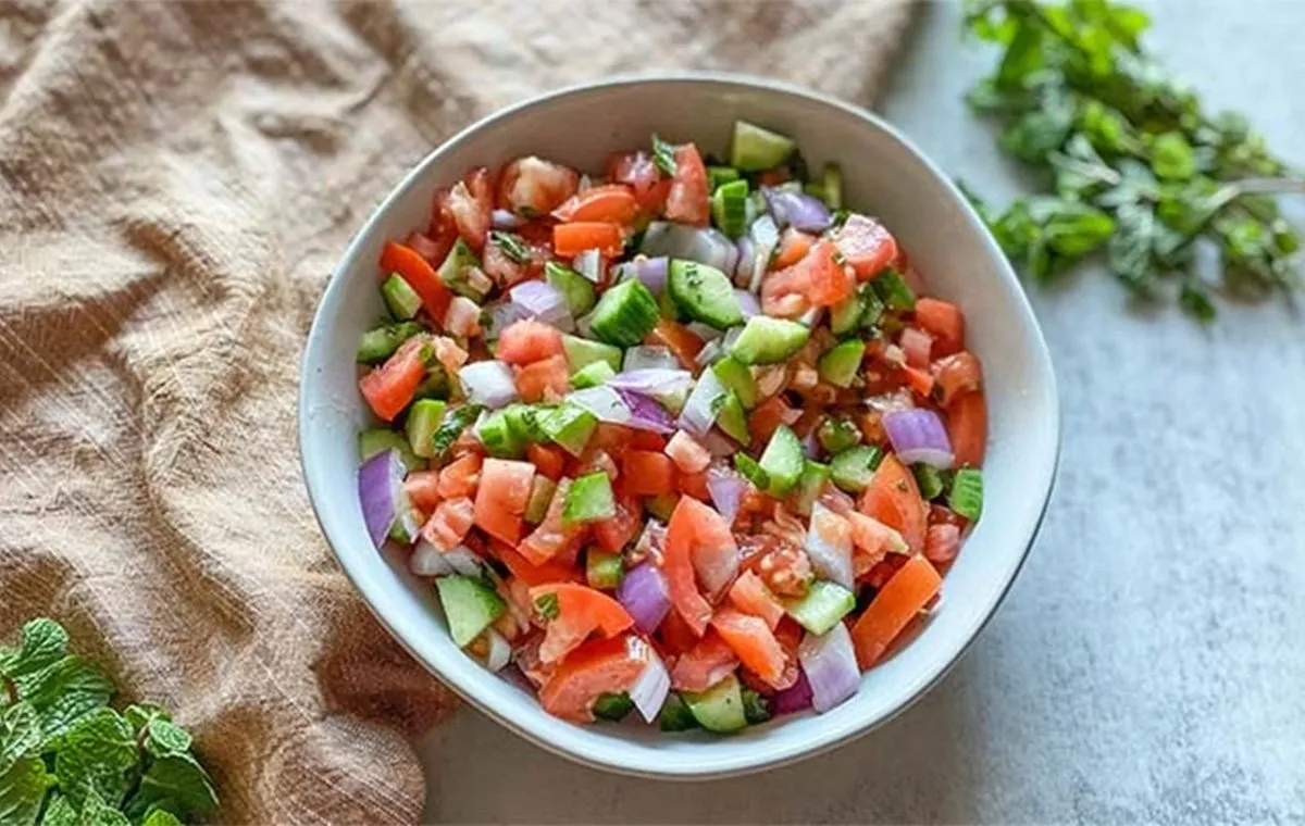 طرز تهیه سالاد شیرازی اصیل و نکات مهم برای تزیین آن