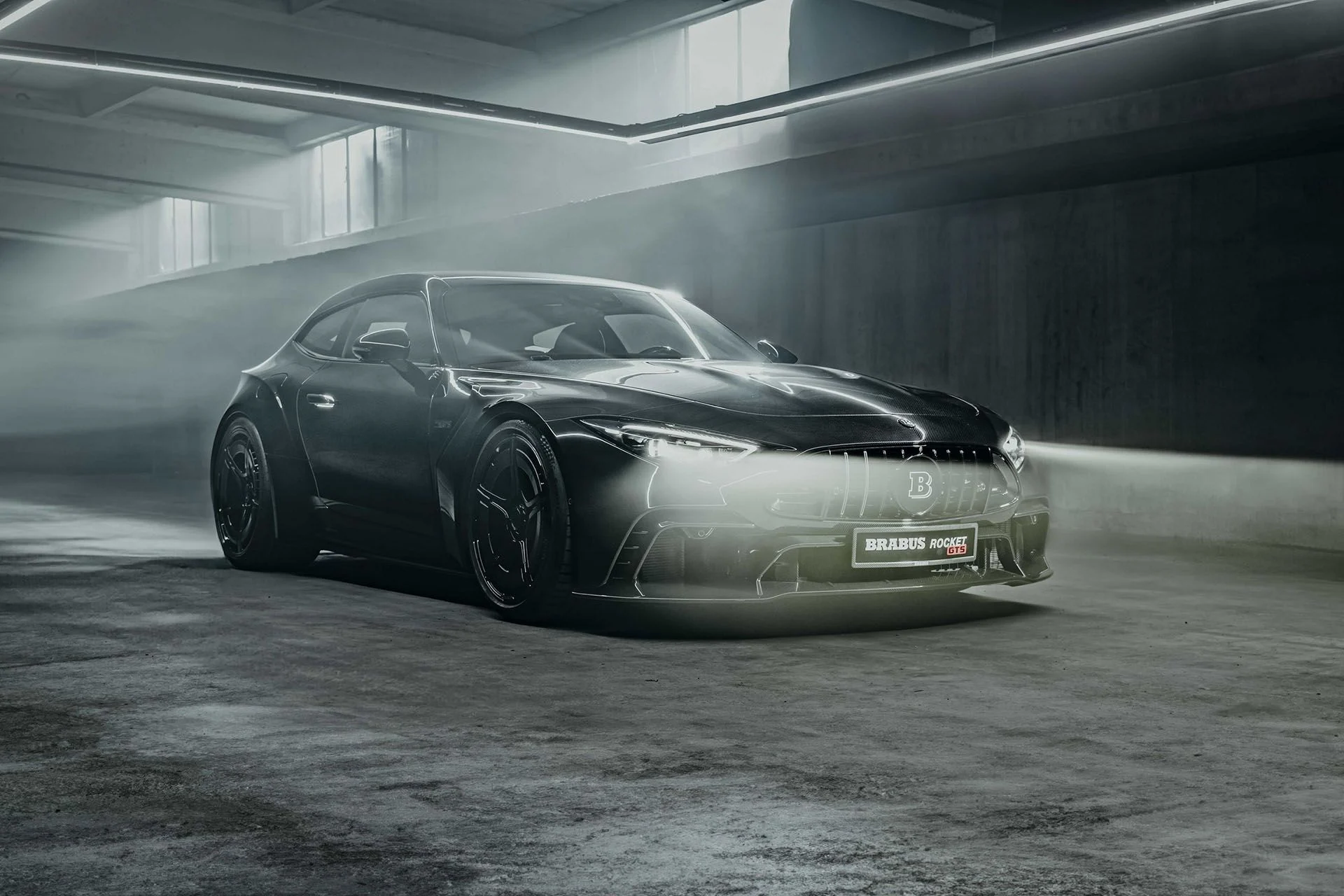 برابوس راکت جیتیاس از نمای سهرخ جلو با چراغهای روشن