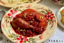 طرز تهیه مرغ آلبالویی با برنج زعفرانی + آموزش ویدیویی