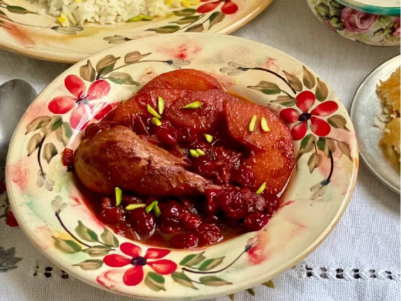 طرز تهیه مرغ آلبالویی با برنج زعفرانی + آموزش ویدیویی