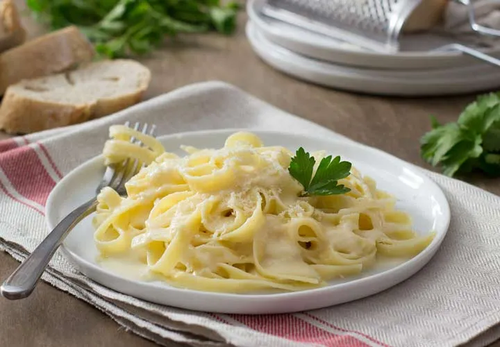 طرز تهیه پاستا سیر؛ آسان‌ترین و سریع‌ترین پاستای ایتالیایی