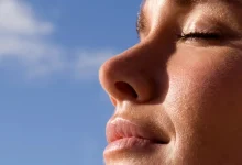 آیا قرار گرفتن در معرض نور خورشید بر فیلر لب تأثیر می‌گذارد؟