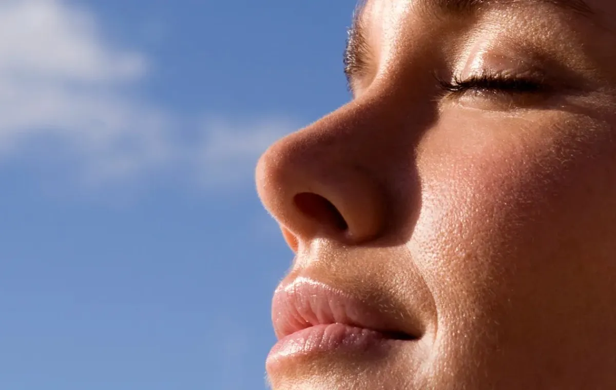 آیا قرار گرفتن در معرض نور خورشید بر فیلر لب تأثیر می‌گذارد؟