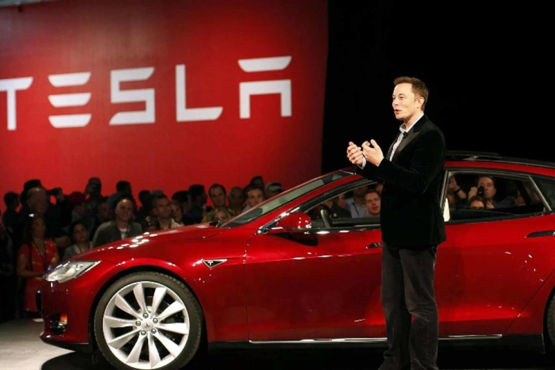 ایلان ماسک: تولید تسلای ۲۵ هزار دلاری بدون قابلیت رانندگی خودران «بی‌فایده» است