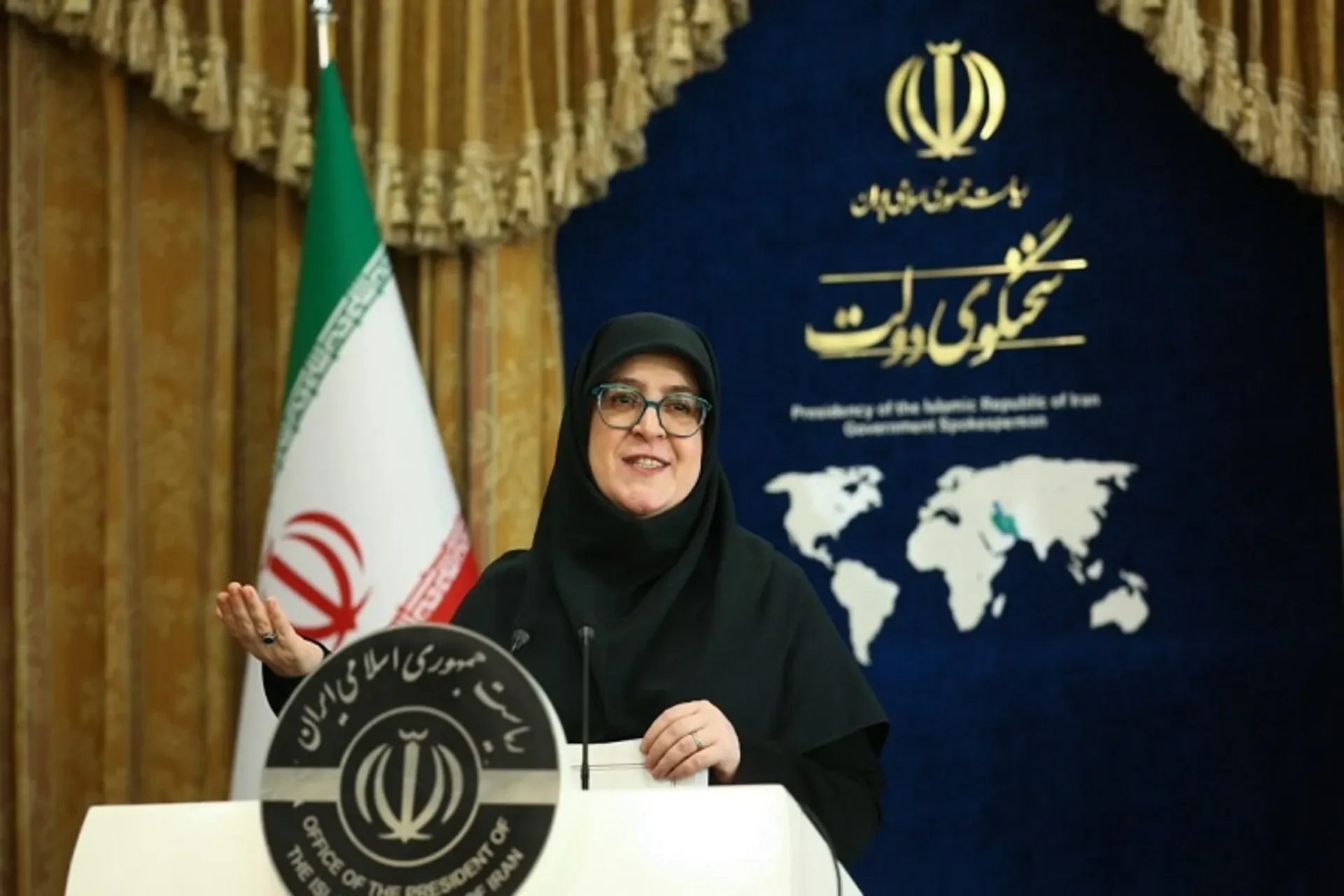 سخنگوی دولت: معیشت مردم و رجیستری آیفون هر کدام جای خودشان را دارند