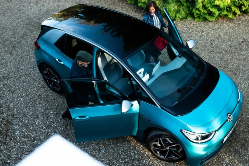 همکاری فولکس‌واگن و ریویان روی نسخه برقی خودرو محبوب گلف