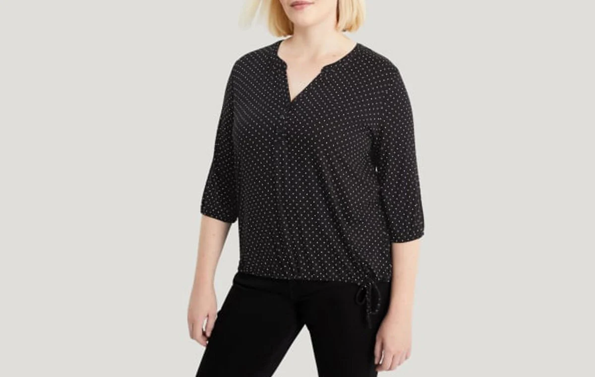 بلوز با یقههای V از لباسش های مناس اندام سیب هستند