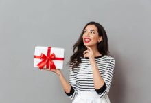 portrait smiling woman holding gift box 171337 3633