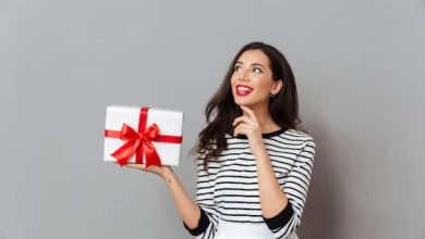 portrait smiling woman holding gift box 171337 3633