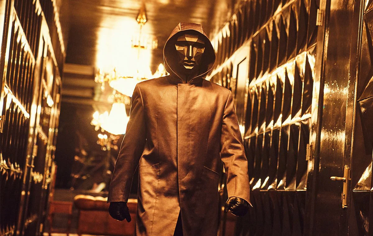 لباس مرد سیاهپوش بازی مرکب