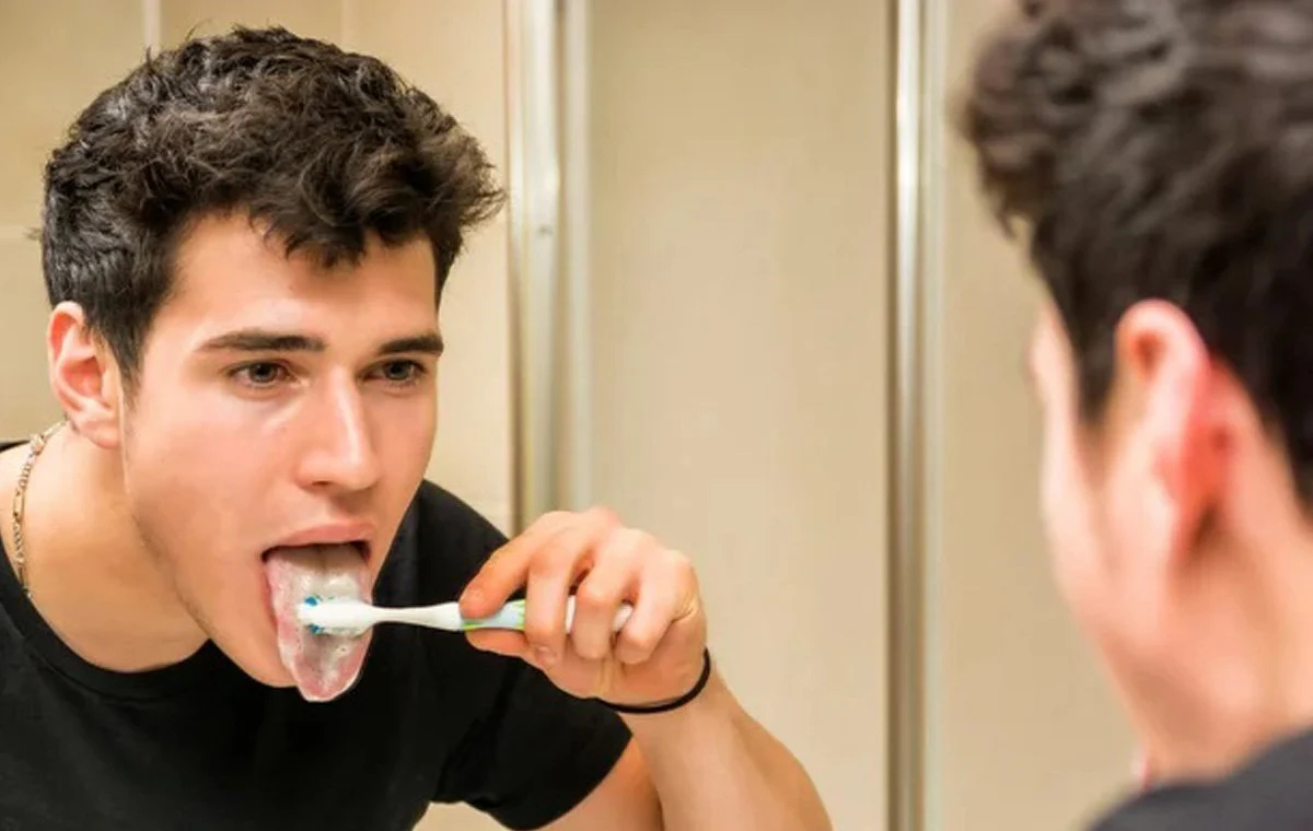 چرا زبانم سفید شده؟ همه چیز درباره علت سفیدی زبان