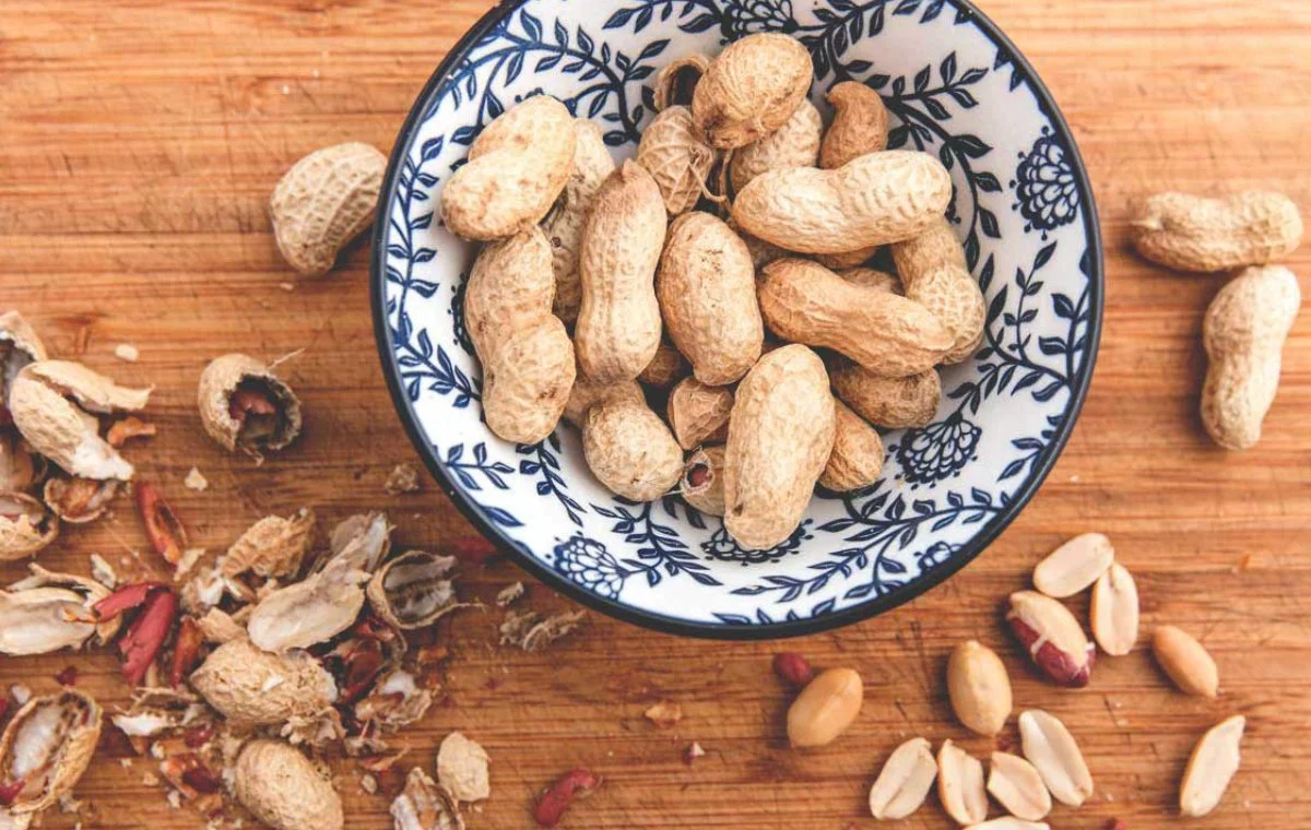 یک کاسه بادام زمینی با پوست