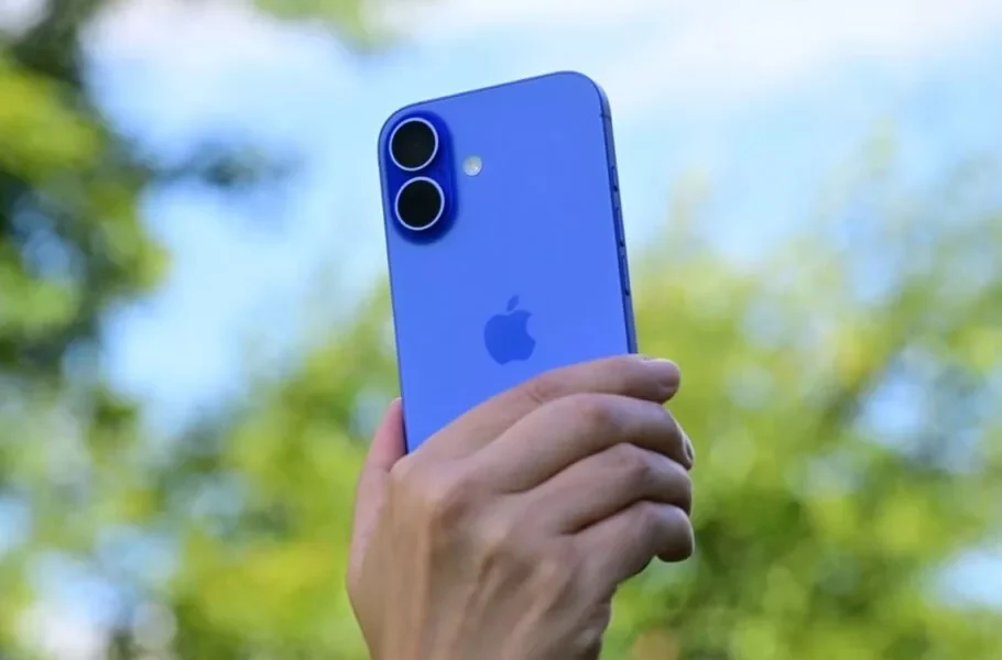 iphone panic buying us tariffs trump 1 910x600 1