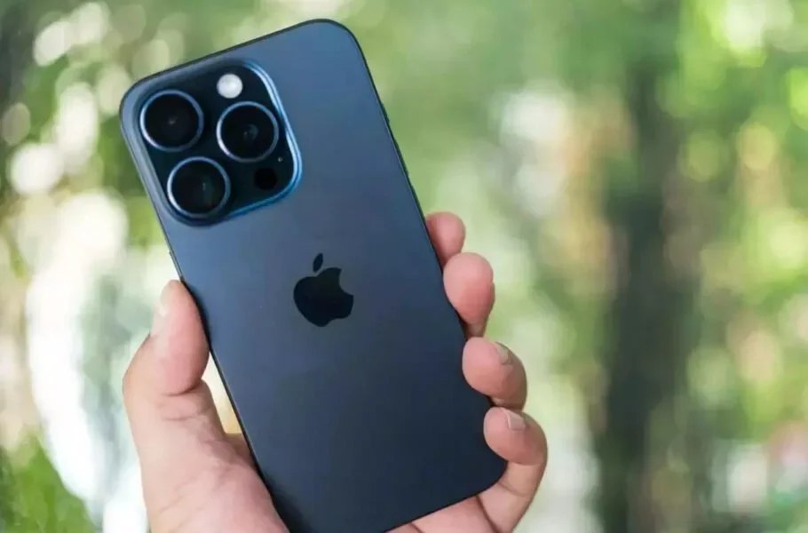 trump tariff iphone 910x600 1