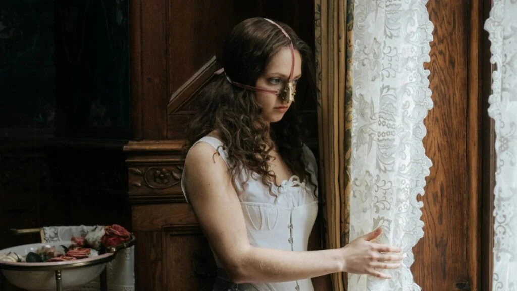 نقد فیلم The Ugly Stepsister - بدن و قیافم اونی میشه که تو میخوای