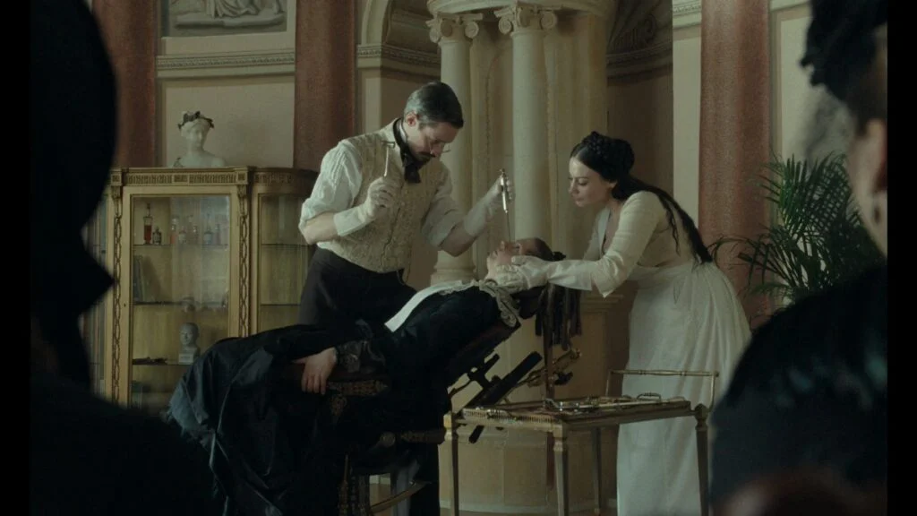 نقد فیلم The Ugly Stepsister - بدن و قیافم اونی میشه که تو میخوای