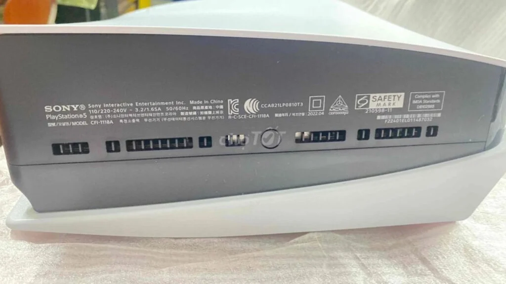 شماره سریال و شماره مدل کنسول PS5 در انتهای آن